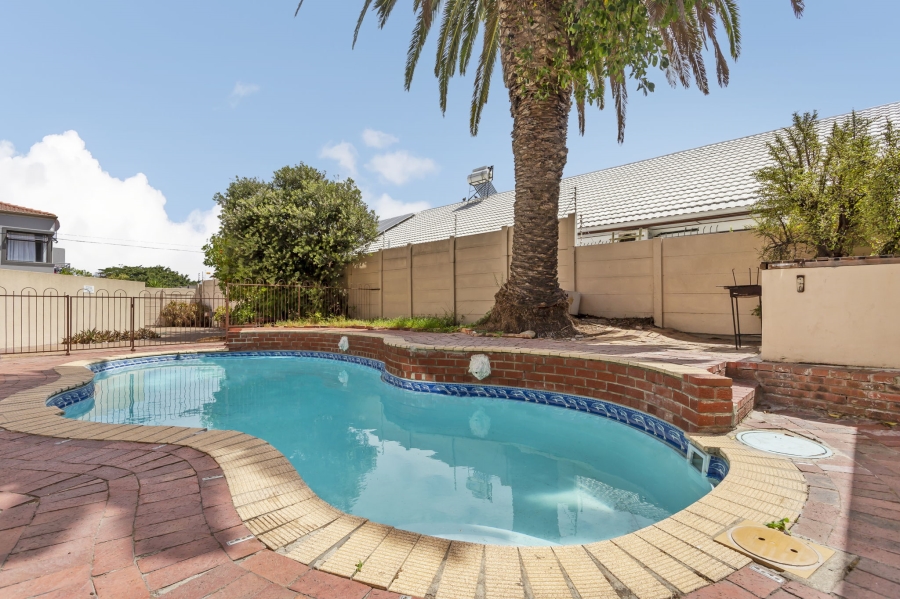 1 Bedroom Property for Sale in Table View Western Cape